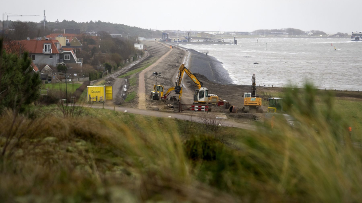 Dijkversterking op Vlieland in het kader van het hoogwaterbeschermingsprogramma.