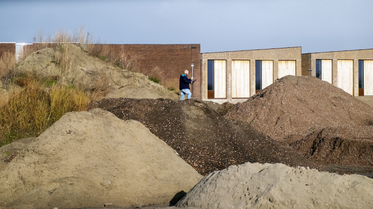 Een landmeter aan het werk in de wijk Rotterdam-Kralingen.