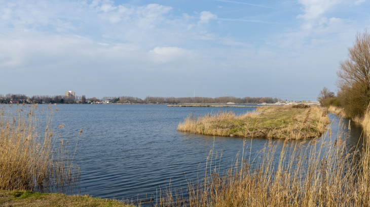 De Noorder IJplas, tussen Zaandam en Amsterdam.