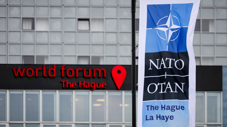 Een vlag van de NAVO wappert dinsdag bij het World Forum, tijdens het begin van de 'NAVO door Nederland-tour'. De NAVO-top vindt op 24 en 25 juni plaats in het World Forum in Den Haag.