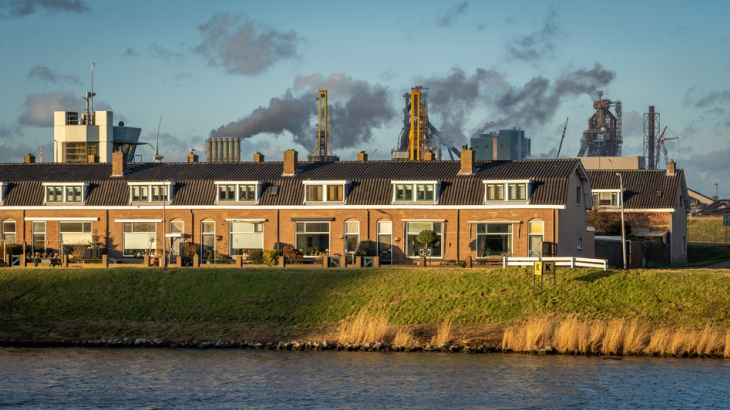 Woningen in IJmuiden, met op de achtergrond Tata Steel. 