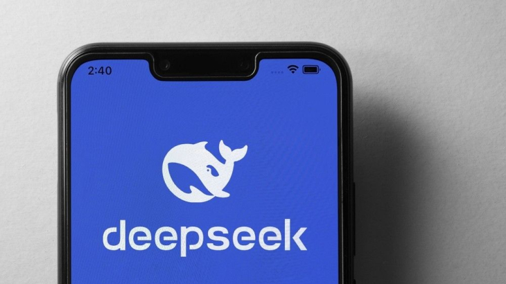 Smartphone met het logo van DeepSeek op het scherm