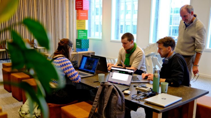 Mensen achter laptops tijdens hackaton in Provinciehuis