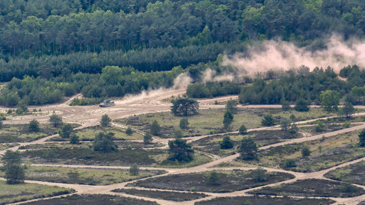 Legertanks oefenen bij de Leusderheide in Utrecht.