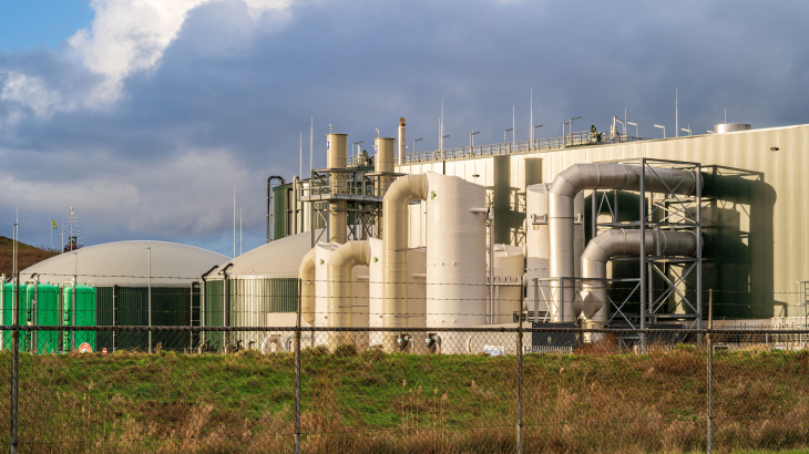 Het gasnet van Tilburg wordt deels gevuld met groen gas, dat uit varkens- en rundermest wordt gewonnen in deze nieuwe biomassacentrale.