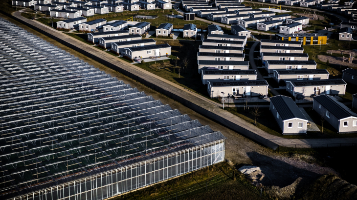 Dronefoto van tuinbouwkassen en 200 woningen in Grubbenvorst. De chalets bieden onderdak aan 800 arbeidsmigranten die vooral in de regio werken. Foto: Rob Engelaar/ANP