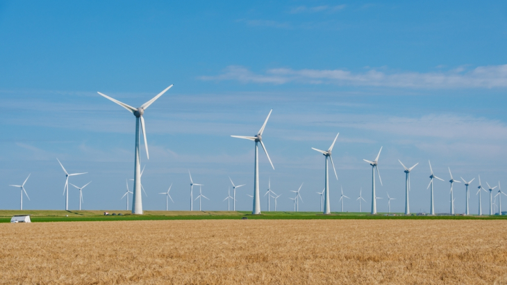 Windmolens in landschap