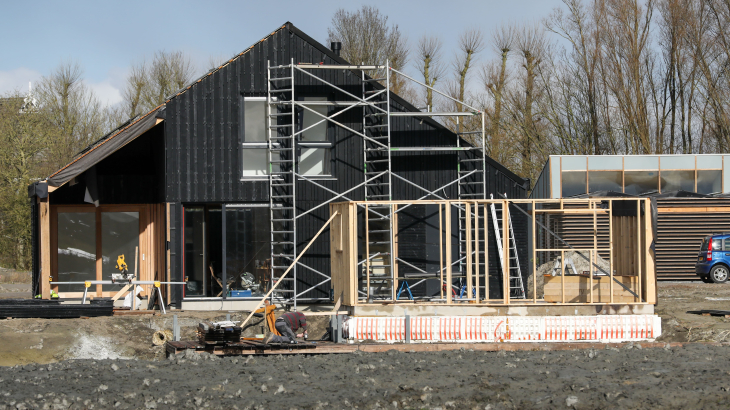 De bouw van nieuwe woningen aan de rand van Leeuwarden.