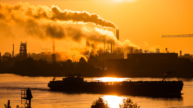 Rook uit de pijpen van de fabriek van Chemours in Dordrecht tijdens zonsopgang, afgelopen oktober.