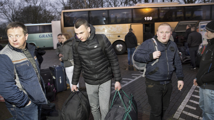 Bussen met Poolse arbeidsmigranten arriveren bij een voormalig Ibis Hotel, dat via een uitzendbureau 96 kamers verhuurt aan flexwerkers. Foto: Ton Toemen/ANP 