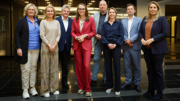 De evaluatiecommissie met in het rood voorzitter Hetty Klavers 