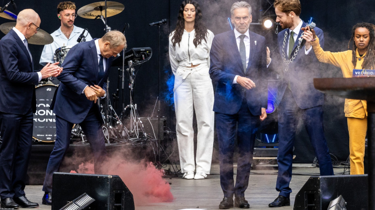 Rookbom op het podium na toespraak Dick Schoof op bevrijdingsfestival