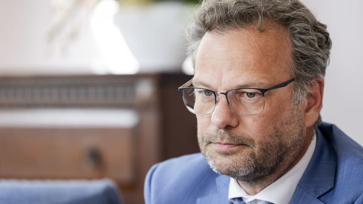 Wethouder Rick Verschure tijdens een persmoment over het 'dienstencentrum' voor asielzoekers dat in Zutphen gebouwd gaat worden.