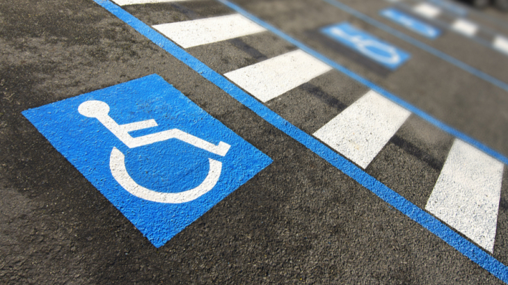 gehandicaptenparkeerplaatsen-shutterstock-604854476.jpg