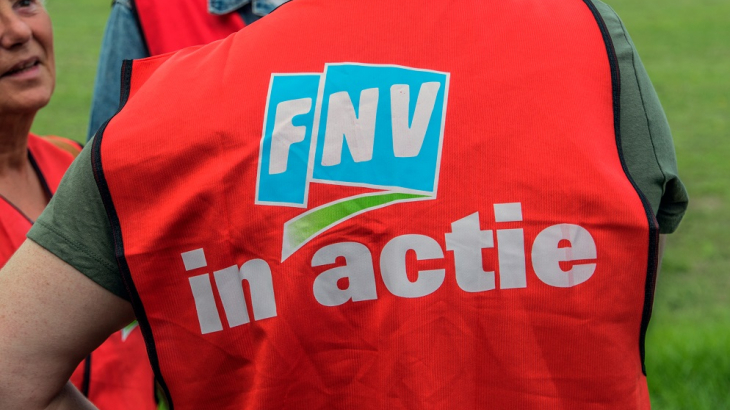 persoon met FNV-hesje, vanaf de rug gezien.