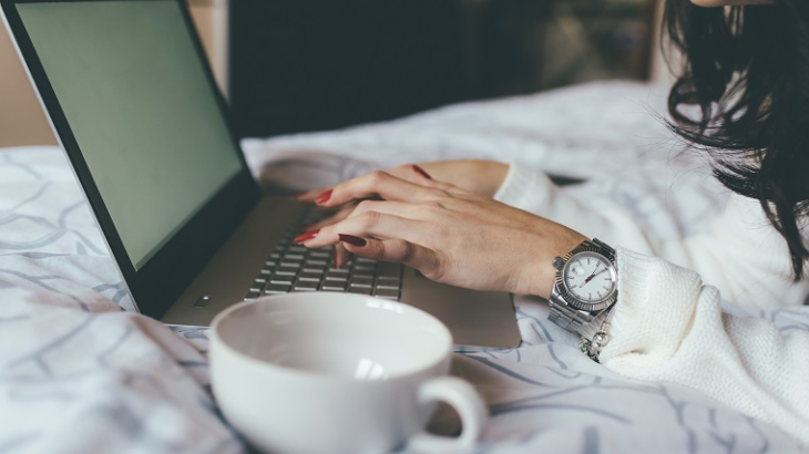 thuiswerken-laptop-op-bed.jpg