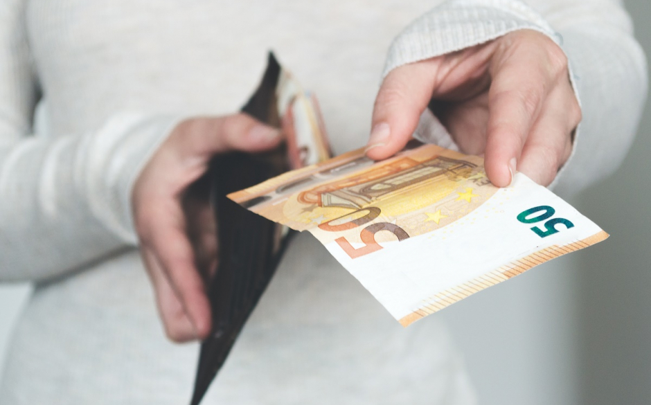 Uitkering-50-eurobiljet-uitgestoken-hand-Shutterstock.jpg