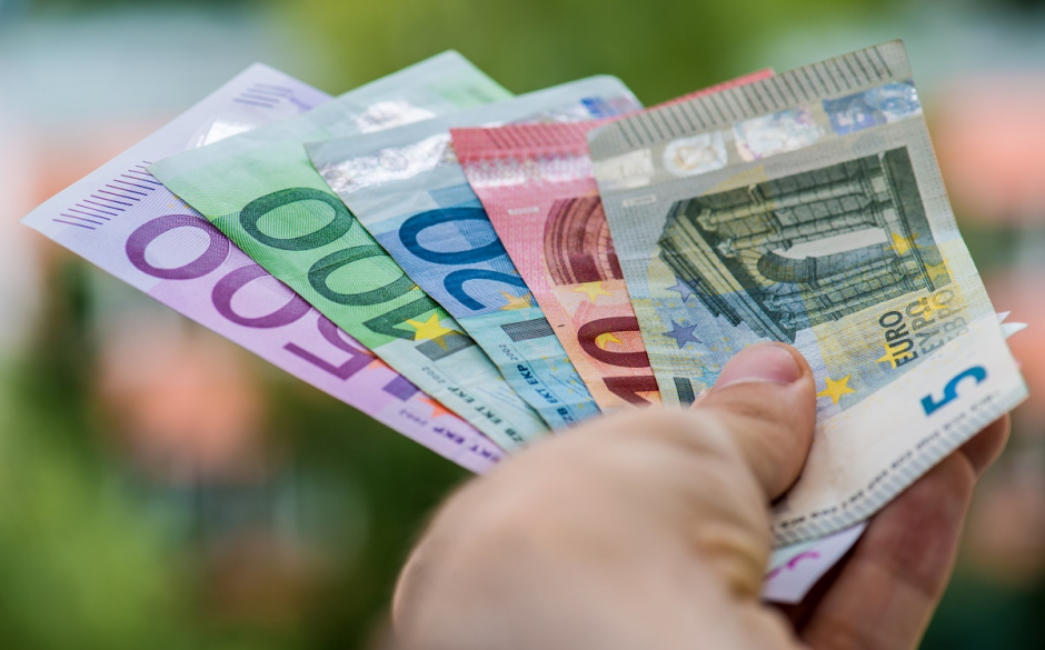 Uitkering-eurobiljetten-geven-Shutterstock.jpg