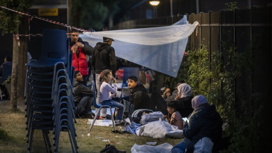Vluchtelingen die niet heen en weer tussen noodopvang en Ter Apel wilden blijven pendelen, kozen er voor om de nacht buiten op het treein van asielcomplex door te brengen.