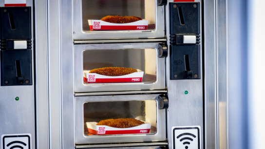 Snacks in een automaat kroket en hamburger . Het kabinet wil op kinderen gerichte reclame voor ongezonde voeding terugdringen. ANP/Hollandse Hoogte/ Robin Utrecht
