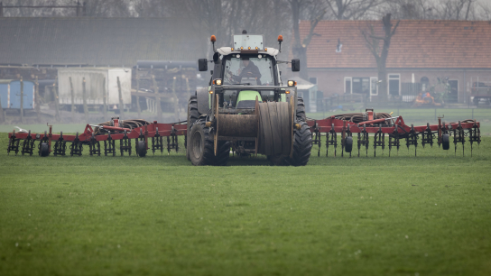 Een boer rijdt mest uit op het land, in de gemeente Midden-Delfland in Zuid-Holland.