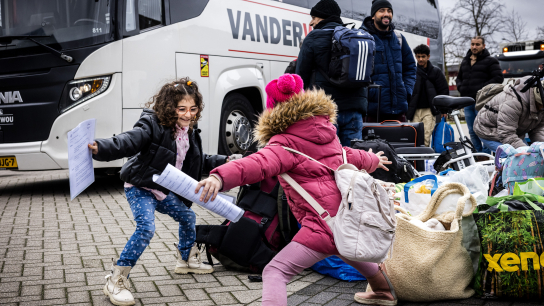 Een groep asielzoekers komt aan bij het Van der Valk hotel in Uden (december 2023). Foto: Rob Engelaar (ANP). 