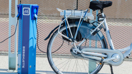 De strandpromenade van Scheveningen. Oplaadpunten voor e-bikes zijn inmiddels overal te vinden. Bron: Shutterstock