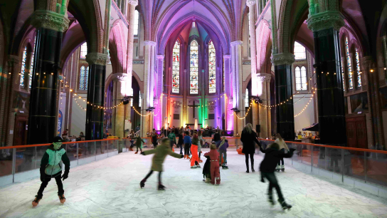 De Gouwekerk in Gouda werd tijdelijk een ijsbaan. 