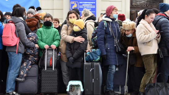 Oekraïners wachten in Lviv op de trein naar Polen.