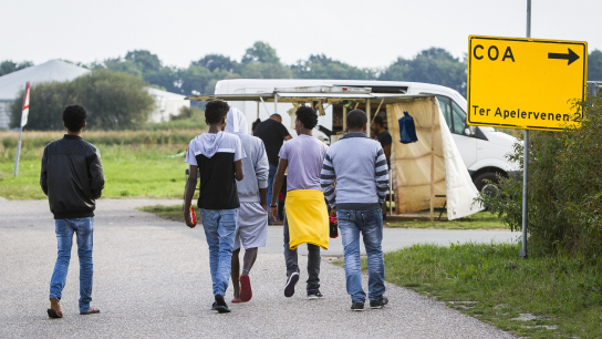 Jonge asielzoekers bij een opvanglocatie