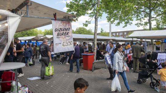 Markt in de wijk Tussendijken, Rotterdam West.