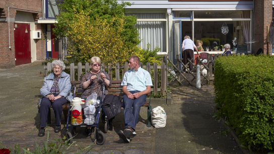 Inwoners bij seniorenwoningen in Delft.