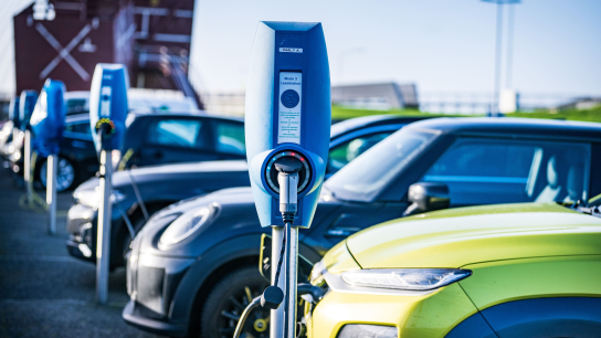Op termijn kunnen elektrische auto's dienst doen als opslag van energie. De techniek Vehicle-to-Grid laat auto's stroom terug leveren aan 