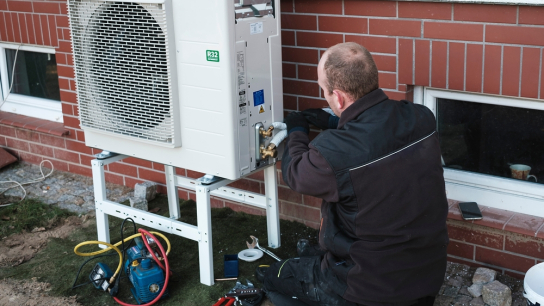 Man plaatst warmtepomp