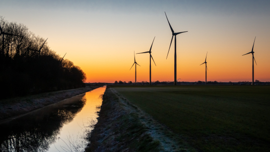 Windturbines bij het Ommerkanaal in Overijssel.