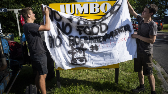 Demonstrerende boeren blokkeerden twee jaar geleden het distributiecentrum van supermarktketen Jumbo in Beilen, Drenthe.