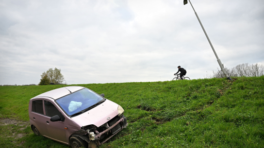 Een verongelukte auto in de berm bij Maasbommel, Gelderland.