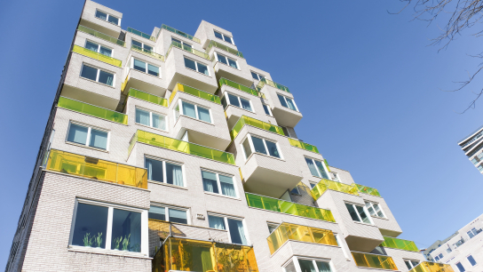  Appartementencomplex met gekleurde balkonhekken op de Zuidas in Amsterdam.