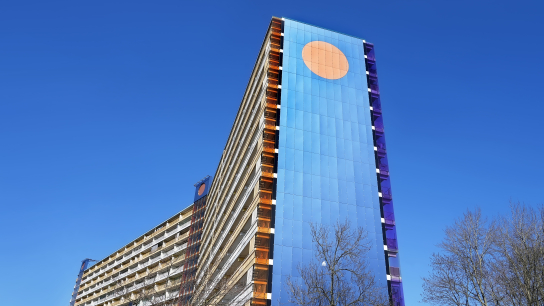 Zonnepanelen op de zijkant van een flat in Zaandam.