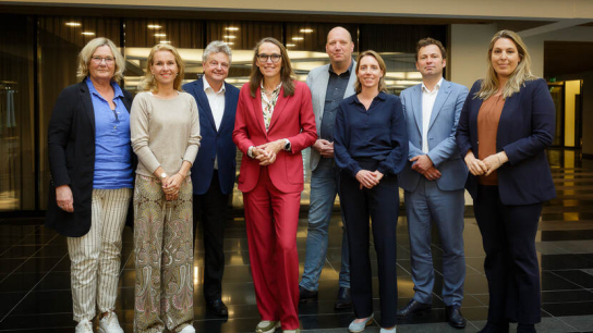 De evaluatiecommissie met in het rood voorzitter Hetty Klavers 