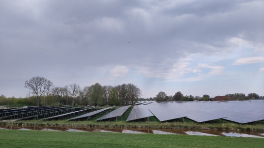 Een klein deel van zonnepark Fledderbosch bij het Groningse Ten Boer.