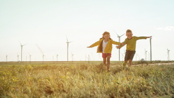 Kinderen spelen bij windmolens 