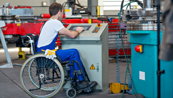 Man in een rolstoel op de werkvloer