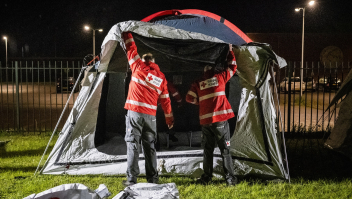 Rode kruis zet noodtenten op in het azc in Ter Apel.