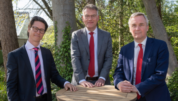 V.l.n.r.: COA-bestuurder Joeri Kapteijns, burgemeester Hans Janssen van Oisterwijk en staatssecretaris Eric van der Burg van asiel.