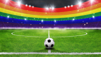 Regenboogvlag en voetbal