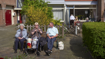 Inwoners bij seniorenwoningen in Delft.