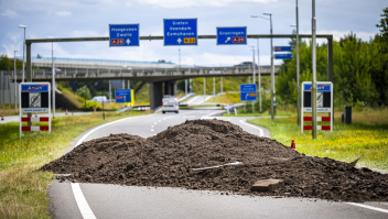 Activisten stortten afgelopen juli grond op een afrit bij Assen.