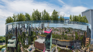 Het nieuwe depot van Museum Boijmans Van Beuningen met bomen op het dak.