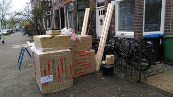 In Nijmeegse straat staat isolatiemateriaal klaar om een woning te verduurzamen.